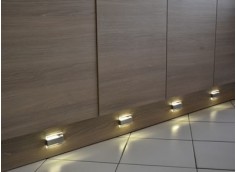 2 spots LED en applique pour éclairage de plinthe.