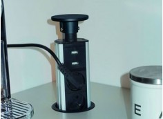 Bloc prise cylindrique rétractable, 3 prises + 2 USB .